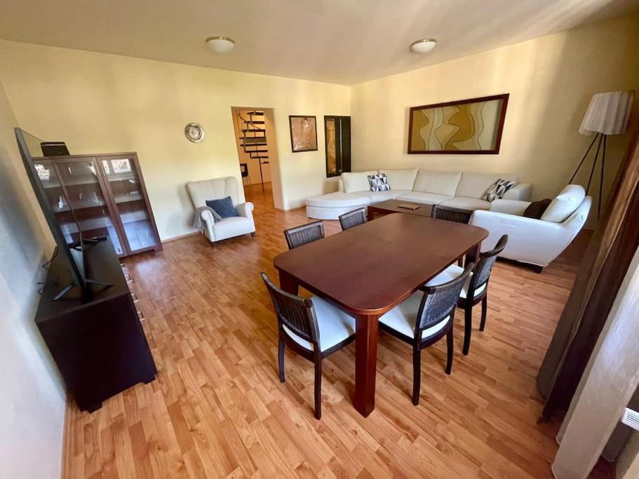 Huge Two Floor Apartment On The Park Colonnade With Free Parking For One Car, 160 Sqm Karlsbad Exterior foto